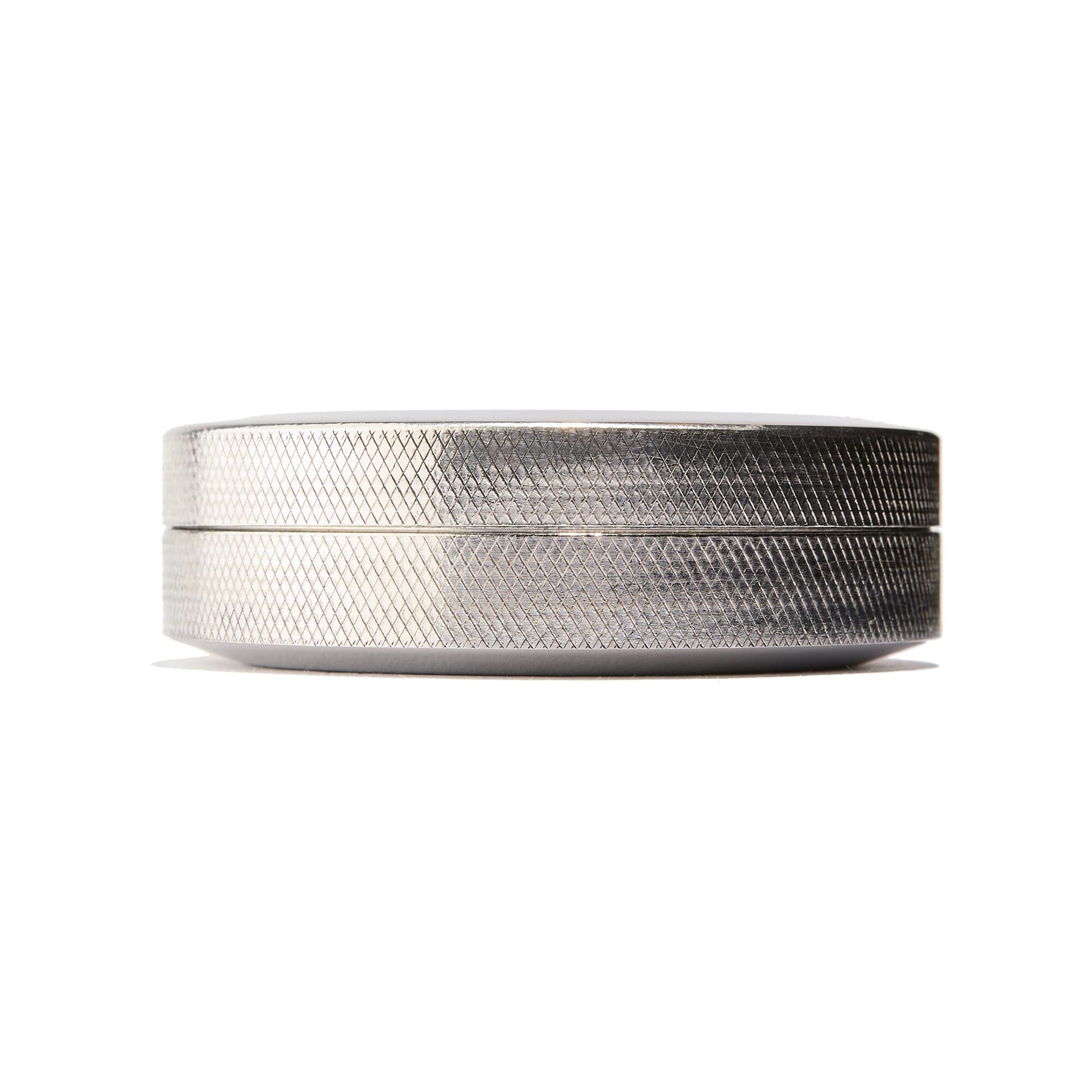 Sideprofil av snusboksen GRIP STEEL i rustfritt stål med rifling rundt om på begge halvdeler