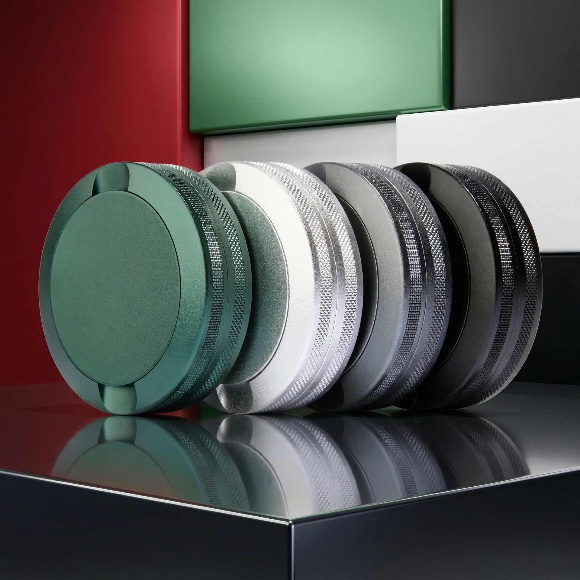 Premium Snus Dosen Grip in Grün, Silber und Schwarz mit gerändeltem Aluminium vor VAE-Nationalfarben