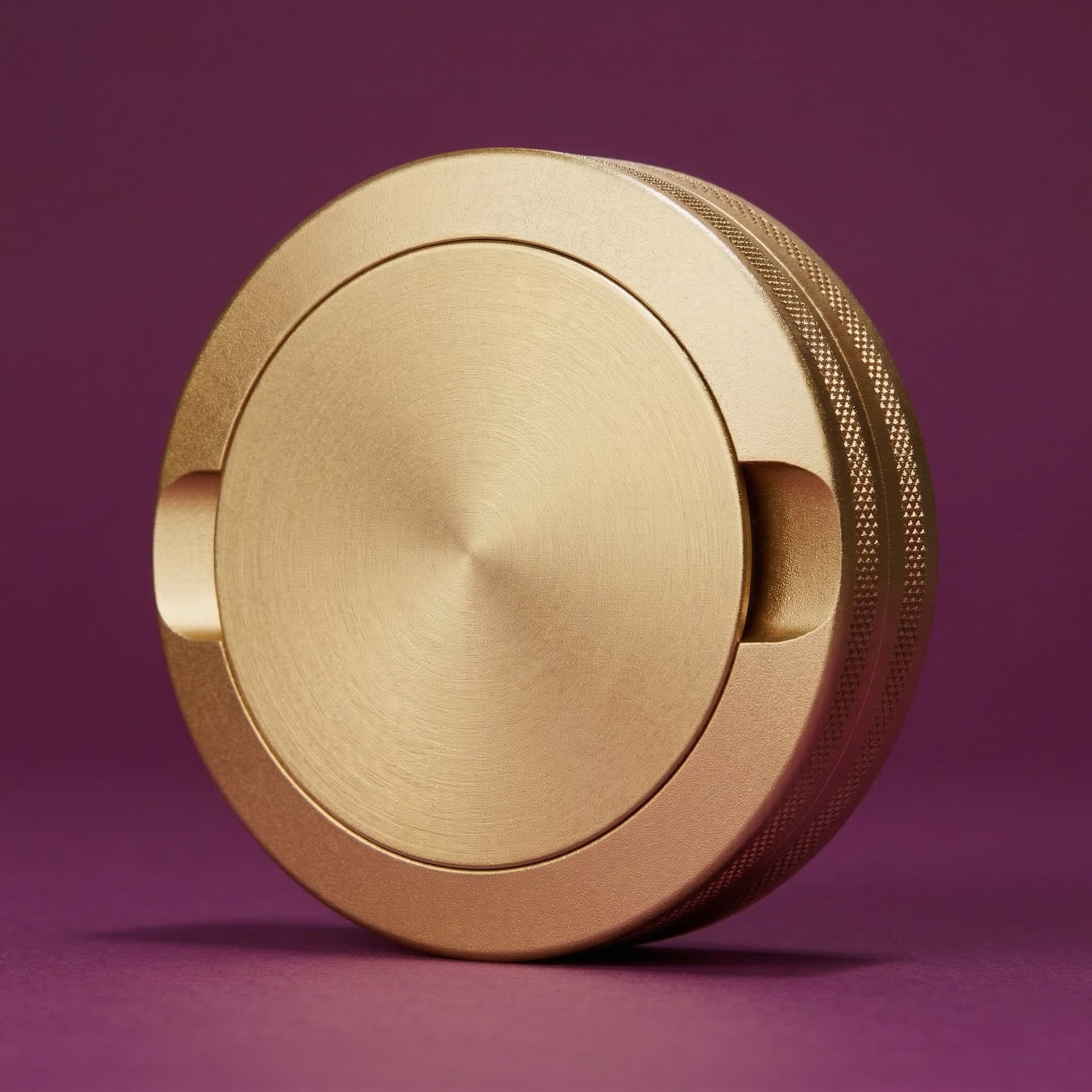 Goldene WELANDA Champagner Snus Dose Nahaufnahme mit gebürstetem Aluminium und Rändelung – Premium Accessoire Dubai
