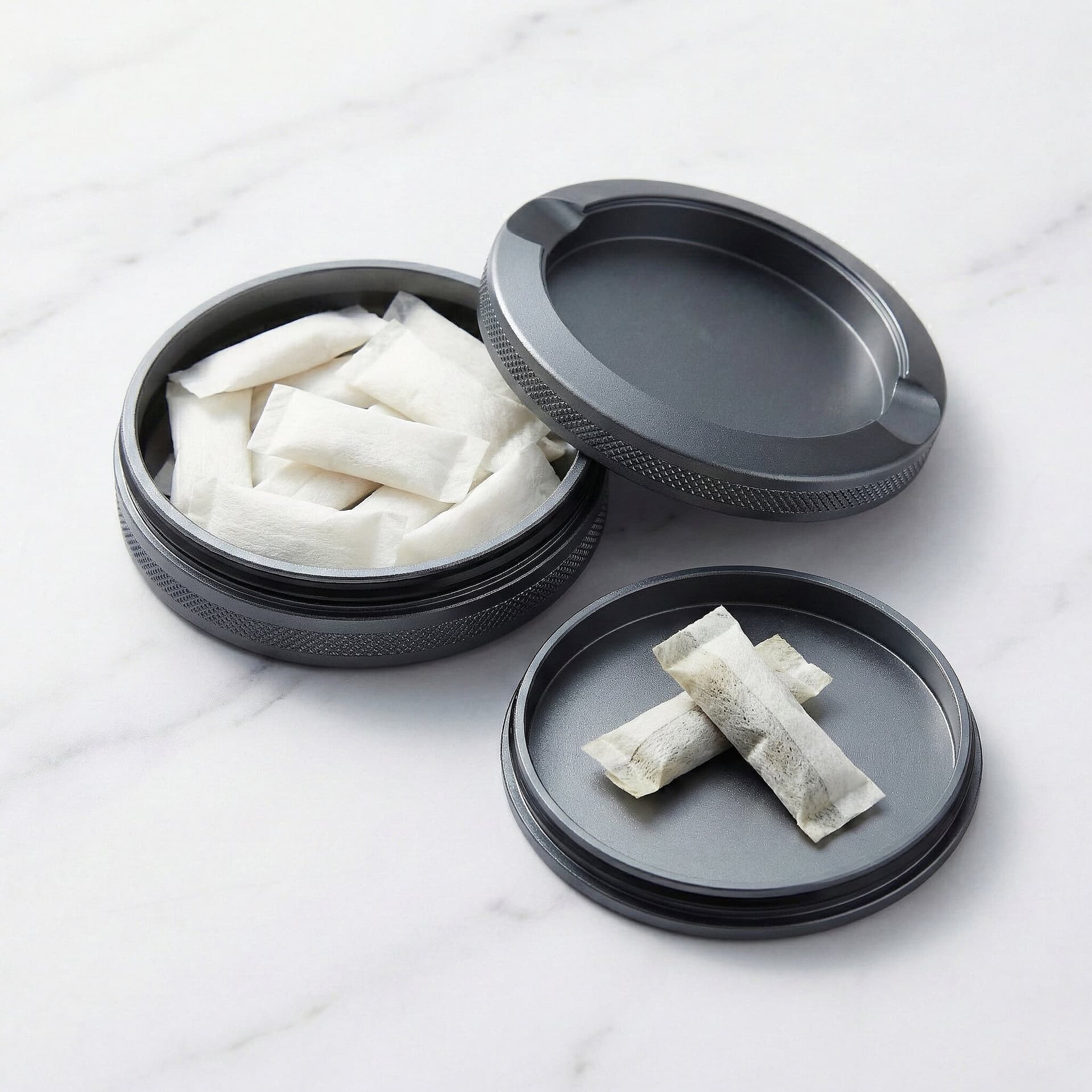 Velo et ZYN sachets de nicotine dans un étui à snus premium avec compartiment de mise au rebut